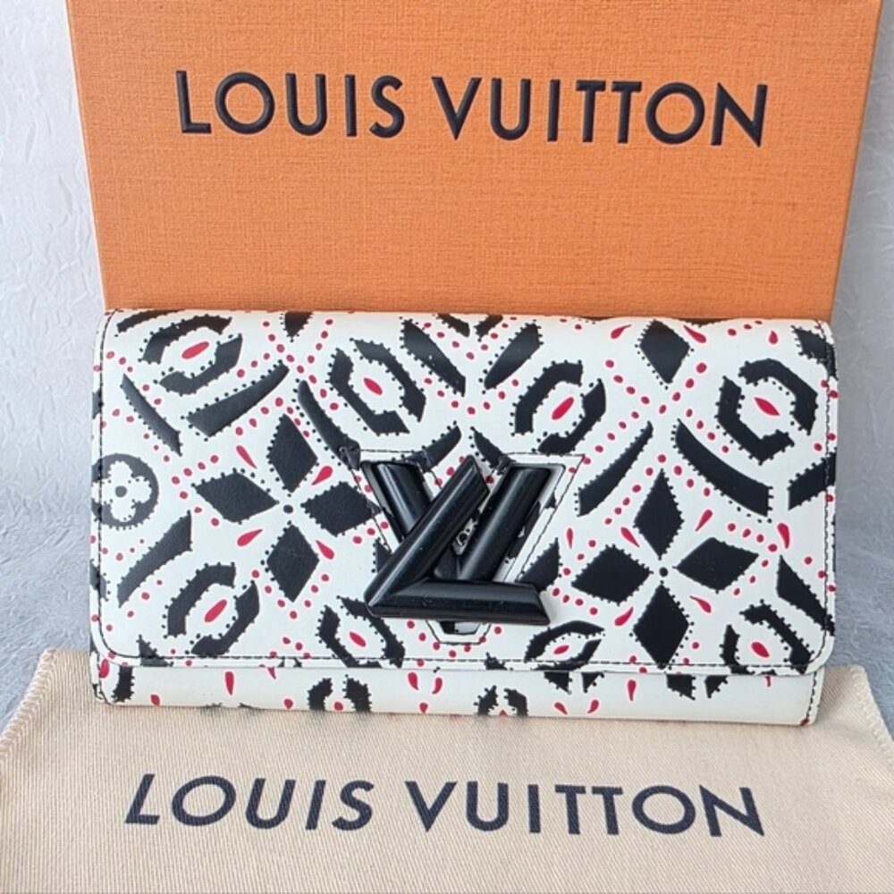 EUC Louis Vuitton Graphic Print Leather Twist Wallet w/ Chain